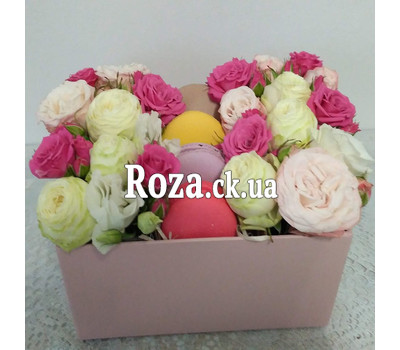 Mini box with roses and pastries 8