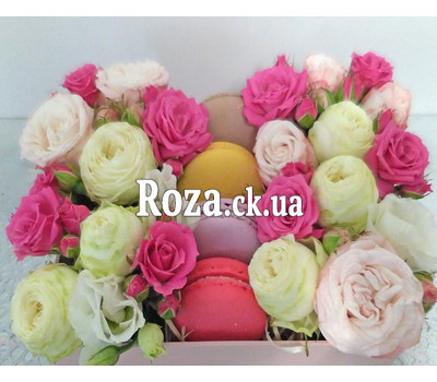 Mini box with roses and pastries 9