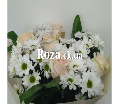 Delicate bouquet of flowers 4