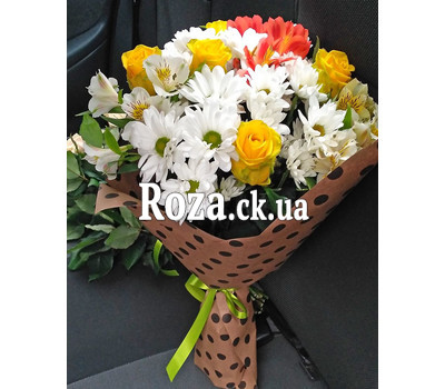 White-yellow bouquet of flowers 1