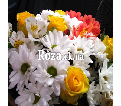 White-yellow bouquet of flowers 2