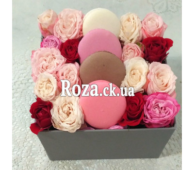 Mini box with roses and pastries 11