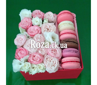 Small box with macaroons and roses 7
