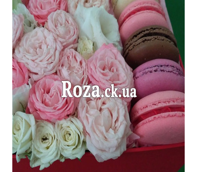 Small box with macaroons and roses 8
