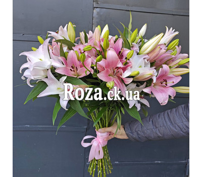 25 white lilies 1