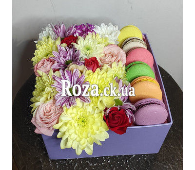 Bouquet in a square box with macarons 1