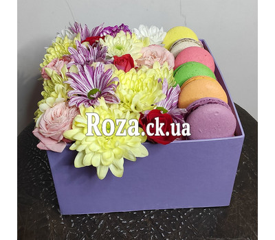 Bouquet in a square box with macarons 2
