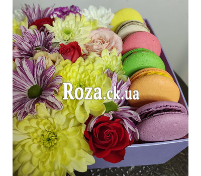 Bouquet in a square box with macarons 3