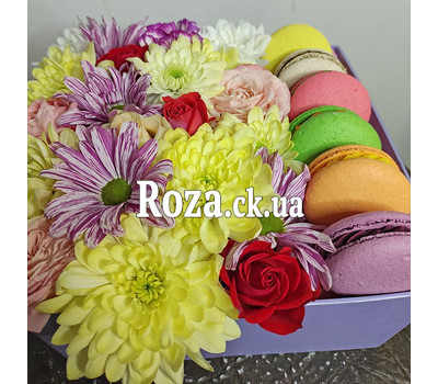 Bouquet in a square box with macarons 4