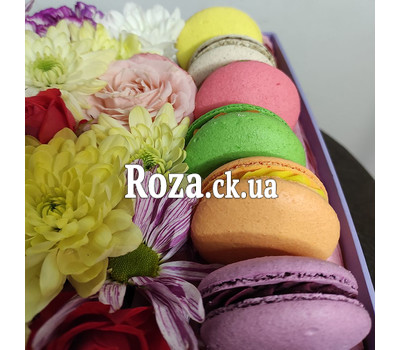 Bouquet in a square box with macarons 5