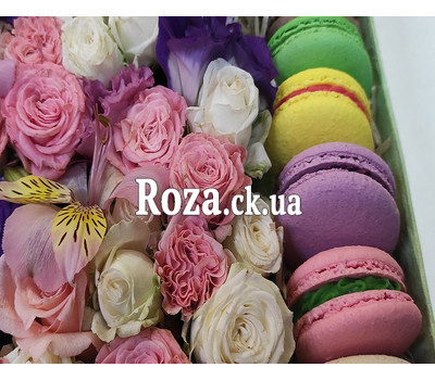 Flowers and macaroons in a rectangular box 5