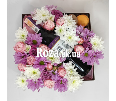 Flowers, wine and macarons in a box 1