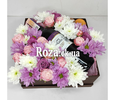 Flowers, wine and macarons in a box 2