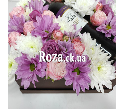Flowers, wine and macarons in a box 3