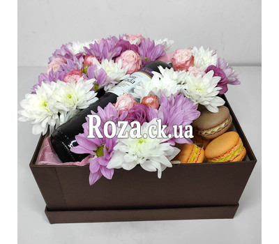 Flowers, wine and macarons in a box 4