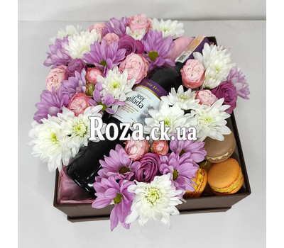 Flowers, wine and macarons in a box 5