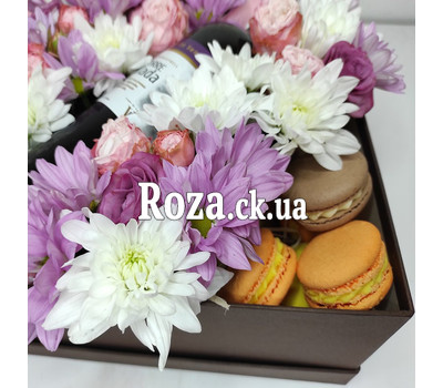 Flowers, wine and macarons in a box 6