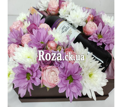 Flowers, wine and macarons in a box 7
