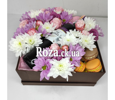 Flowers, wine and macarons in a box 8