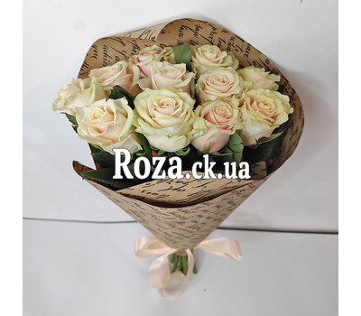 Cascade bouquet of 11 cream roses 1
