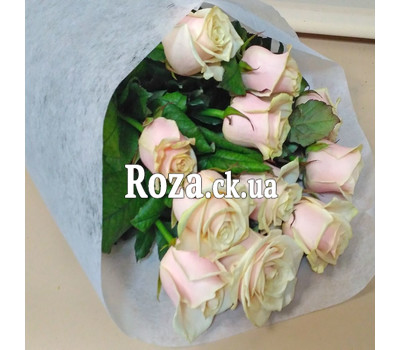 Cascade bouquet of 11 cream roses 4