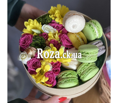 Round box with flowers and macaroons 1