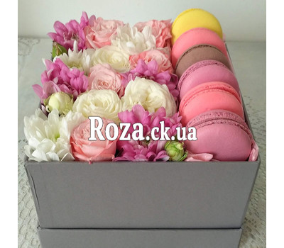 Square box with flowers and pastries 1