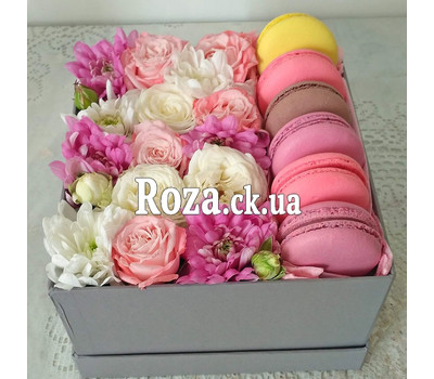 Square box with flowers and pastries 2