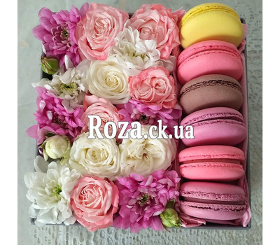 Square box with flowers and pastries 3