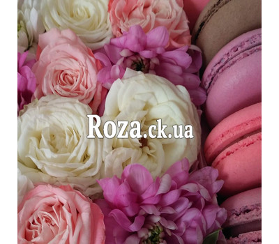 Square box with flowers and pastries 4