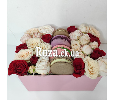 Mini box with roses and pastries 12