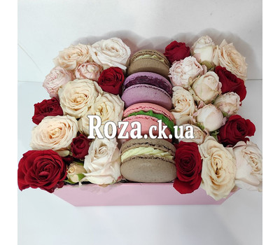 Mini box with roses and pastries 13