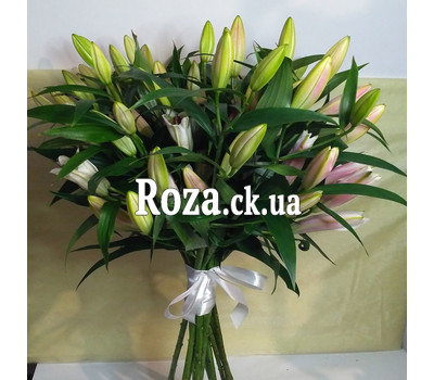 Charming bouquet of lilies 1
