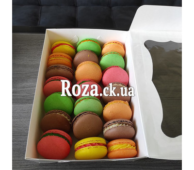 Gift box with macaroons 1