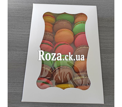 Gift box with macaroons 2