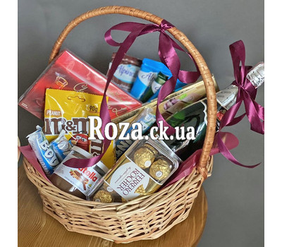 Gift basket with sweets and champagne 1