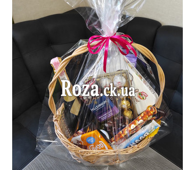 Gift basket with sweets and champagne 2