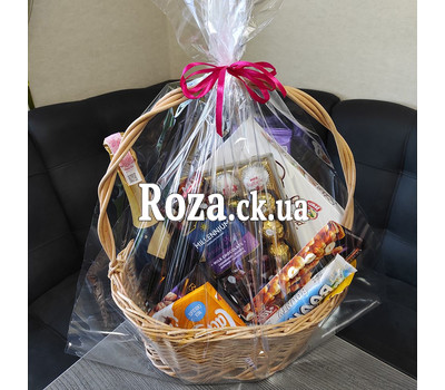 Gift basket with sweets and champagne 3