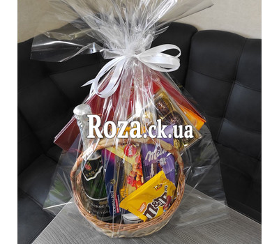 Gift basket with sweets and champagne 4