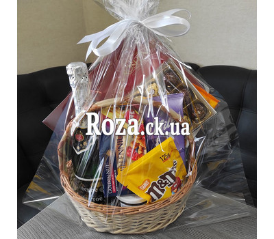 Gift basket with sweets and champagne 5
