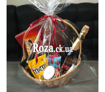 Gift basket with sweets and champagne 6