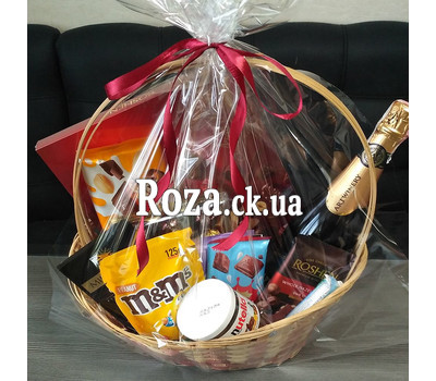 Gift basket with sweets and champagne 7