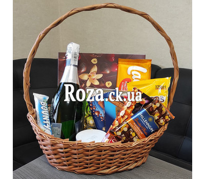 Gift basket with sweets and champagne 8