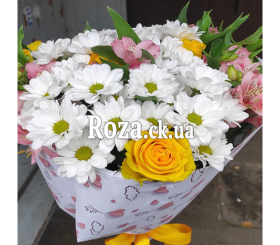 White-yellow bouquet of flowers 3