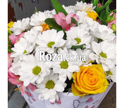 White-yellow bouquet of flowers 4