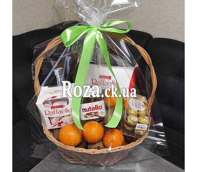 Gift basket with vermouth and candy 1