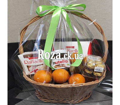 Gift basket with vermouth and candy 2