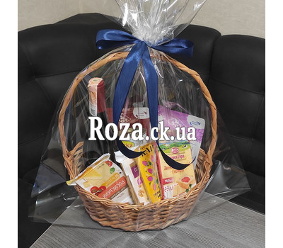 Gift basket with wine and cheese 2