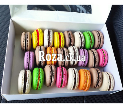 Macaroons in the box 1