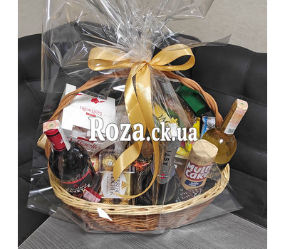 Gift basket of products with alcohol 8